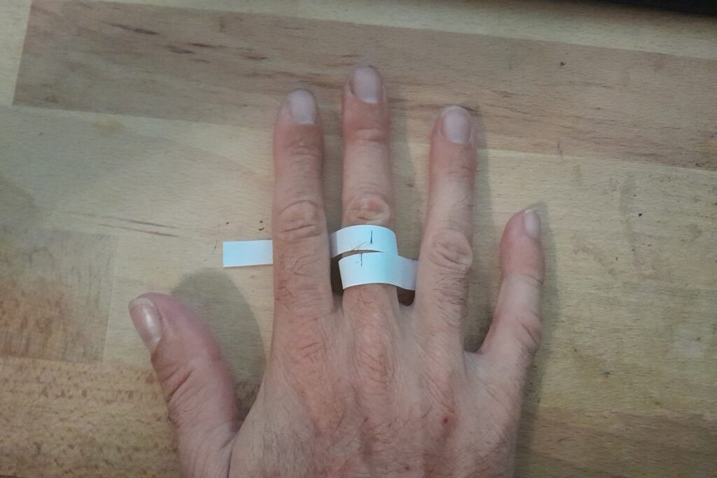 Méthode du Ruban de Papier comment mesurer son tour de doigt taille bague comment mesurer